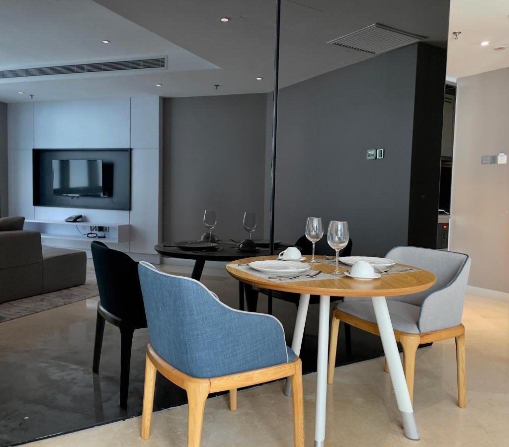 เฟรเซอร์ เพลซ ปูเตรี ฮาร์เบอร์ Hotel นุสาจายา ภายนอก รูปภาพ A dining room in a condominium