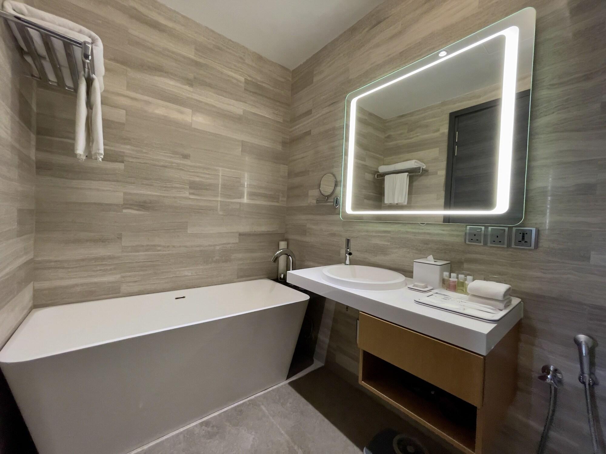 เฟรเซอร์ เพลซ ปูเตรี ฮาร์เบอร์ Hotel นุสาจายา ภายนอก รูปภาพ Bathroom