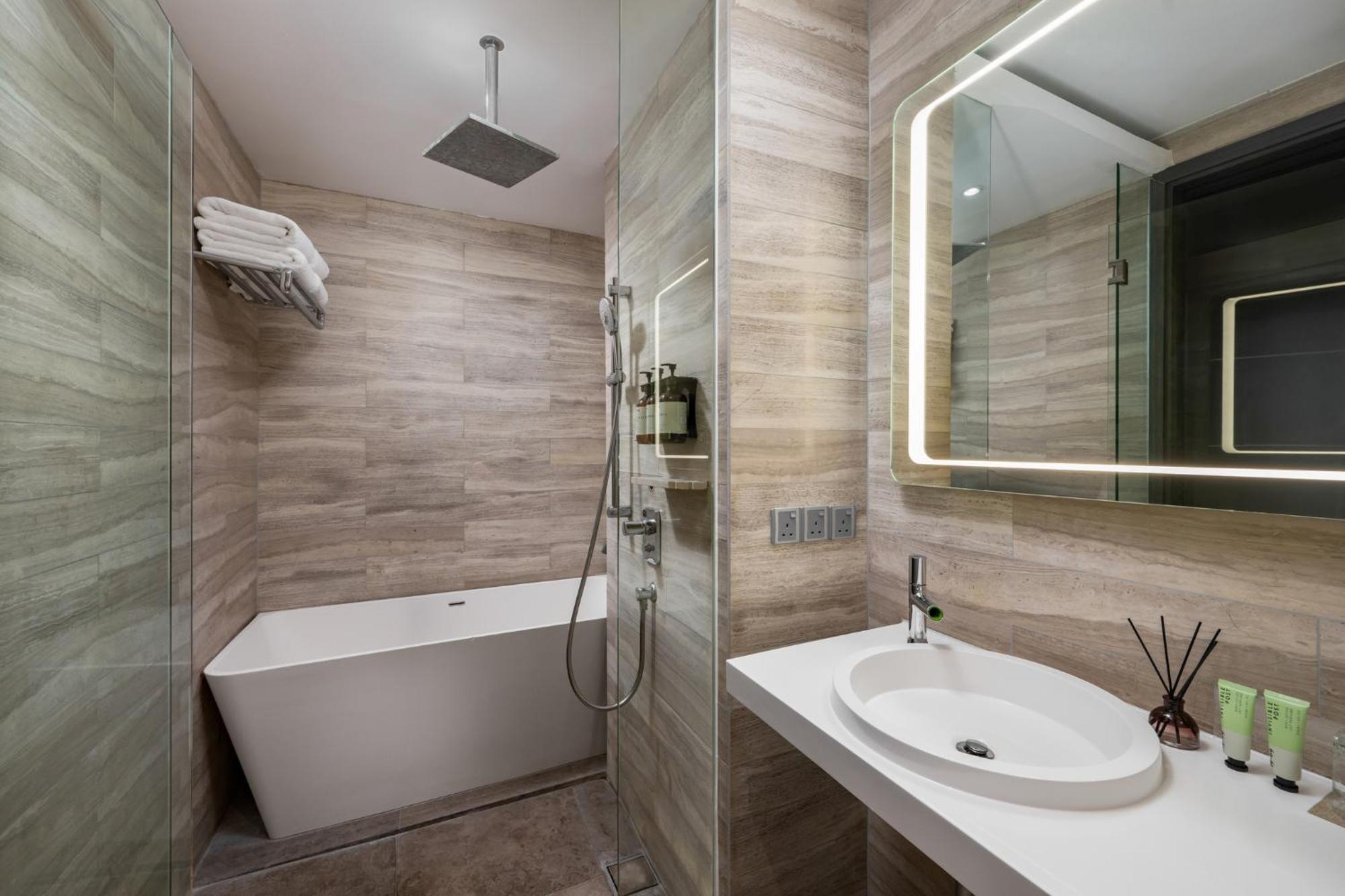 เฟรเซอร์ เพลซ ปูเตรี ฮาร์เบอร์ Hotel นุสาจายา ภายนอก รูปภาพ Bathroom