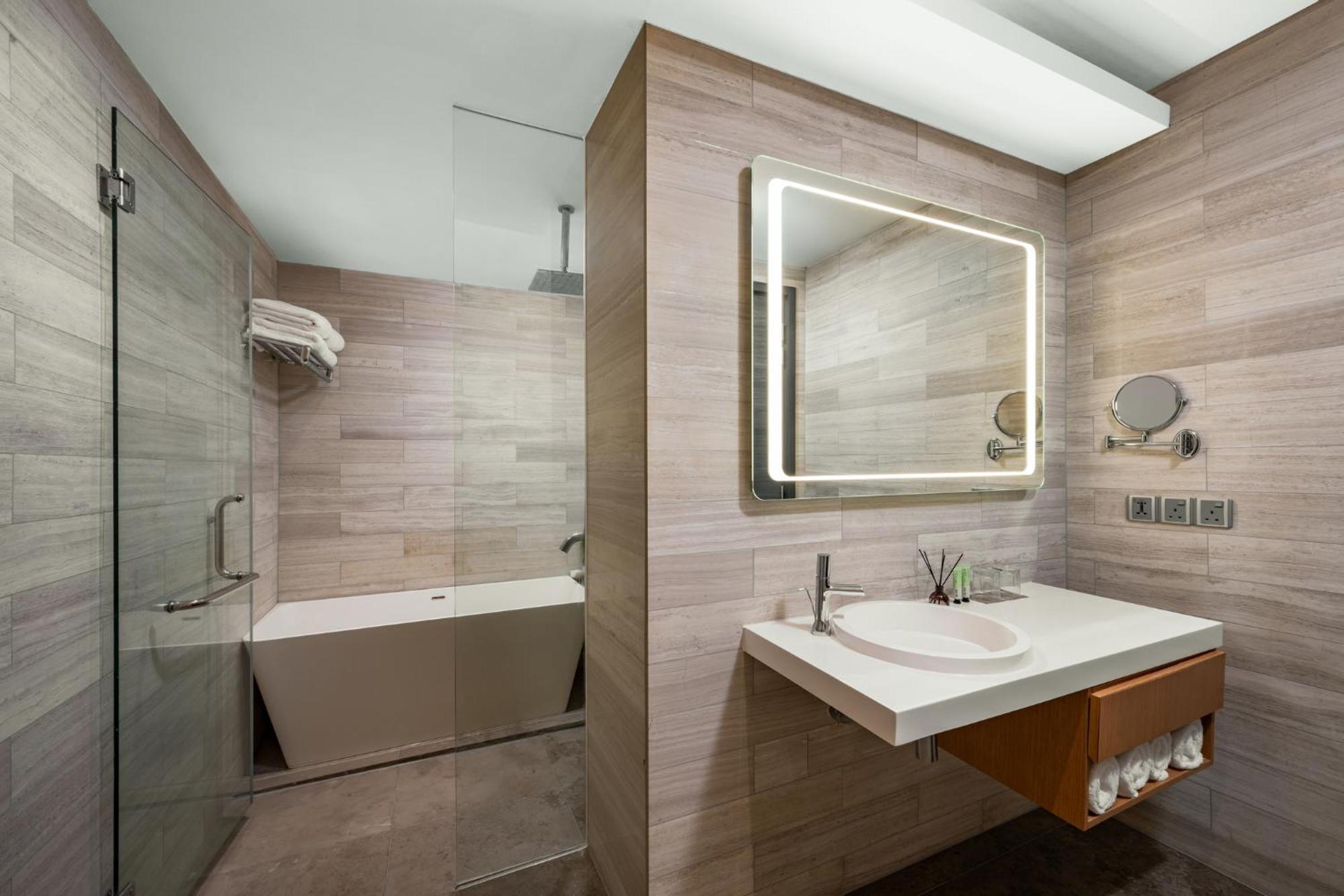เฟรเซอร์ เพลซ ปูเตรี ฮาร์เบอร์ Hotel นุสาจายา ภายนอก รูปภาพ Bathroom